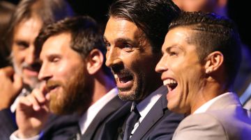 TOPSHOT - Real Madrid's Portuguese forward Cristiano Ronaldo (R) shares a light moment with Juventus's Italian goalkeeper Gianluigi Buffon (C) and Barcelona's Argentinian forward Lionel Messi (C/L) as they wait ahead of the awarding of the title of "Best Men's Player in Europe" at the conclusion of UEFA Champions League group stage draw ceremony in Monaco on August 24, 2017.  / AFP PHOTO / VALERY HACHE        (Photo credit should read VALERY HACHE/AFP/Getty Images)