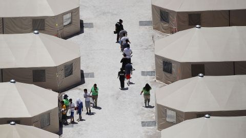 Las tribunales en carpa están instalados en Brownsville y Laredo, Texas.