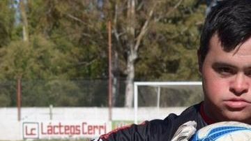Giuliano Pambianco ingreso  a cinco minutos del final, detuvo un penalti y anotó desde los once pasos para su equipo.