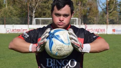 Giuliano Pambianco ingreso  a cinco minutos del final, detuvo un penalti y anotó desde los once pasos para su equipo.