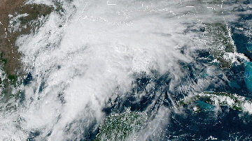 El potencial ciclón tropical 16, que podría convertirse en la tormenta tropical Nestor, se ve en el suroeste del Golfo de México el jueves. (NOAA / GOES East)