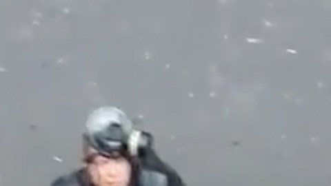 Policía habla con ciudadanos por supuesta golpiza.