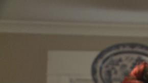 La escuela le prohíbe tener trenzas de color rojo.