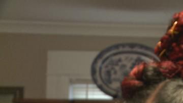 La escuela le prohíbe tener trenzas de color rojo.