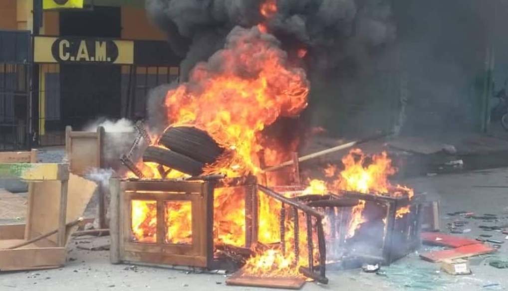 Una calle en Haití impactada por las protestas.