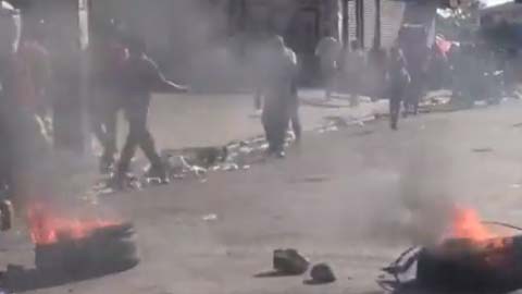 El fuego ha llenado las calles de Haití como parte de las protestas.