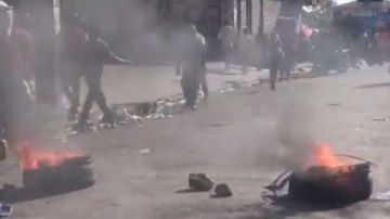 El fuego ha llenado las calles de Haití como parte de las protestas.