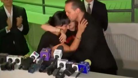 Los hijos de José José durante la conferencia de prensa luego de su reencuentro.