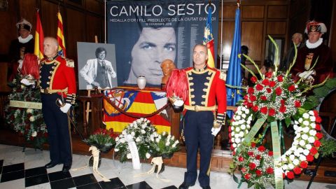 Capilla ardiente con las cenizas de Camilo Sesto