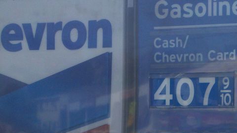 Newsome cree que detrás de los altos precios de gasolina puede haber publicidad engañosa.