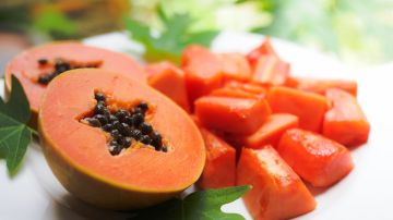 El consumo de una taza de papaya al día es un poderoso remedio para peder peso de manera natural y sin rebote, ya que acelera activamente el metabolismo.