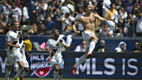 Zlatan cumplió 38 años y ya no quiere que le pregunten su edad.