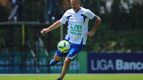 Luis García, el comentarista de TV Azteca, durante un partido a beneficio.