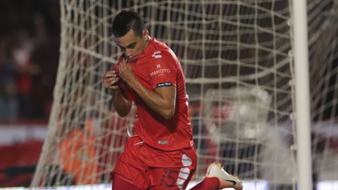 Iván Santillán besa el escudo de Veracruz en festejo de gol.