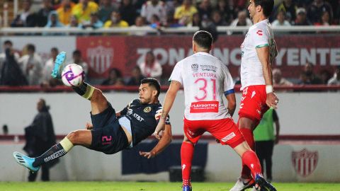 Con un gol de chilena de Henry Martin en el minuto 87, las Águilas del América empataron ante Necaxa y rescataron un punto en su visita al estadio Victoria, en Aguascalientes. 

Un partido sin muchas emociones en la primera mitad, en la que el argentino Guido Rodríguez recibió la tarjeta roja y dejó en inferioridad numérica a los de Coapa.

En la segunda parte cayeron los goles. Primero fue Renato Ibarra quien abrió el marcador.

https://twitter.com/TUDNUSA/status/1185760888105521153

Posteriormente Necaxa le dio la vuelta al partido con un gol de Mauro Quiroga y un autogol de Emmanuel Aguilera. 

https://twitter.com/TUDNUSA/status/1185762012178944000

https://twitter.com/TUDNUSA/status/1185764164481863681

Cuando el duelo agonizaba apareció el amuleto de América, Henry Martin.

https://twitter.com/TUDNUSA/status/1185765747475148801

Con el empate, Necaxa se quedó como segundo de la clasificación general con 25 unidades, mientras que América es cuarto con 22 puntos.