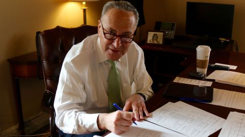 El nuevo líder de la minoría demócrata del Senado, Charles Schumer, prometió luchar por los "DREAMers" y contra el muro fronterizo.  Foto: María Peña/Impremedia