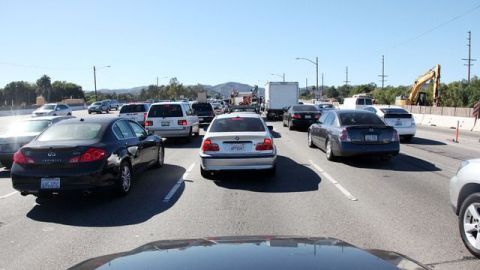 Tráfico denso en la autopista 405.