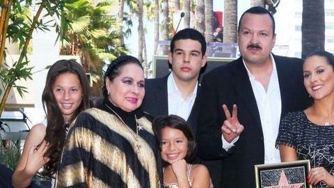 Pepe Aguila junto a su familia.