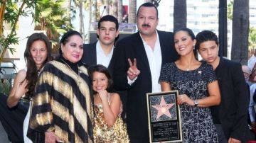 Pepe Aguila junto a su familia.