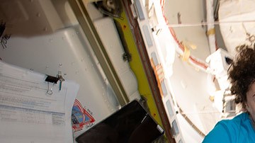 Las astronautas Jessica Meir y Christina Koch.