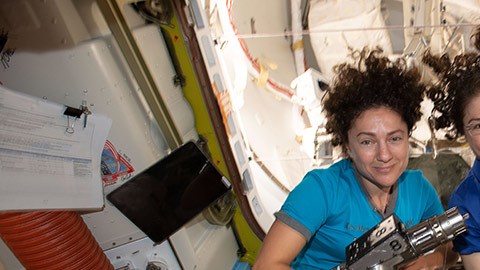 Las astronautas Jessica Meir y Christina Koch.