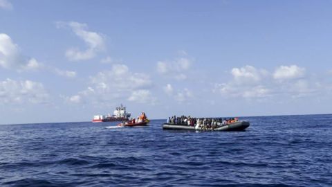 Momento en que tripulantes del barco Ocean Viking rescatan a 104 migrantes en el mar Mediterráneo.