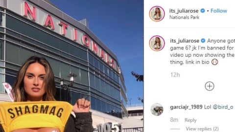 Julia Rose frente al estadio, en Washington DC