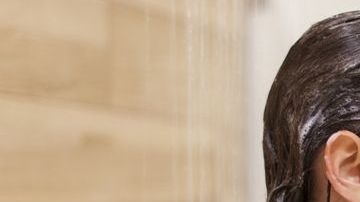 En el otoño e invierno el cabello se debe lavar con champús y acondicionadores que hidraten.