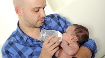 Una minoría de empresas proporciona licencia de paternidad pagada./Shutterstock