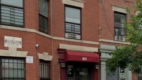 El apartamento está ubicado en el 519 Este de la calle  187 en el sector de Belmon.