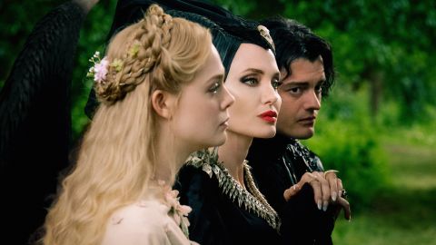 Elle Fanning, Angelina Jolie y Sam Riley en 'Maleficent: Mistress of Evil'.