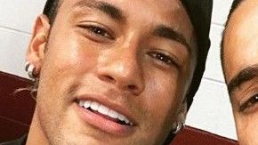 Natalia Barulích le habría sido infiel al cantante con su gran amigo.