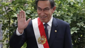 AME4883. LIMA (PERÚ), 03/10/2019.- El presidente de Perú, Martín Vizcarra, toma juramento de su nuevo gabinete de ministros, este jueves en el Palacio de Gobierno en Lima (Perú). EFE/Paolo Aguilar