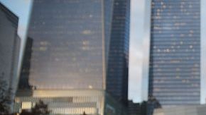 Flores adornan el monumento a las víctimas del 9/11 en Nueva York.