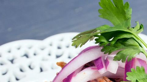 Arma el taco perfecto con este exquisito y suave Mixiote de pollo, es la receta ideal para reuniones familiares, es generosa y económica.