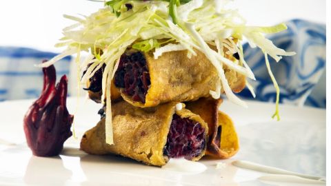 Esta receta de tacos dorados de flor de jamaica es una excelente alternativa para evitar el uso de proteínas animales, son perfectos para dietas vegetarianas y personas que padecen diabetes, colesterol alto y sobrepeso.