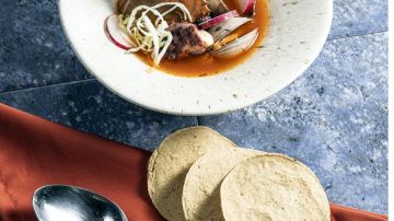 El pozole es una receta elaborada con ingredientes 100% mexicanos, es reconfortante y forma parte de valiosas celebraciones en México. El pozole tiene un buen aporte nutricional, es un platillo generoso, completo y cargado de nutrientes.