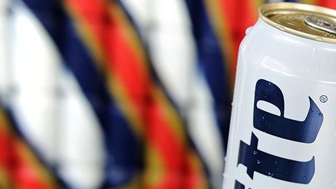 Sólo tienes que enviar una prueba de que dejaste de seguirlos y la empresa te comprará la cerveza.