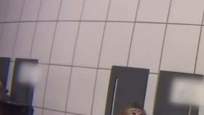 Alrededor del cuello de los monos los operadores del espacio colocan una herramienta giratoria.