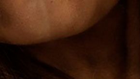 La mujer acudió a unas oficinas por un trabajo de vendedora y llevaba a su hija de 2 años.