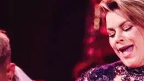 Olga Tañón y Natti Natasha bailando twerking