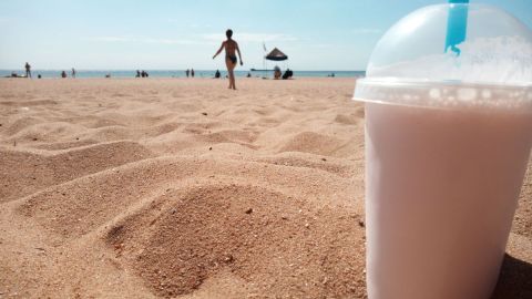 HORCHATA-FRESA-IRINA POKOPENKO