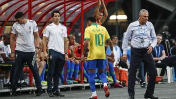 Neymar salió por una molestia al minuto 12 del partido.
