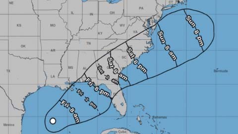 Previsión del Centro Nacional de Huracanes (NHC, en inglés) sobre la evolución de los vientos con fuerza de tormenta tropical previstas para el fin de semana en el sur y sureste de EEUU (mapa publicado en la madrugada de este viernes).