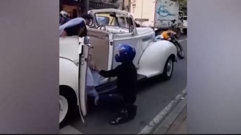 El chico se arrodilla e incluso, hace algo atrevido para impedir la boda.