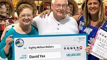 David Yax, al centro, con su gran premio de lotería.