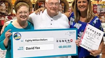 David Yax, al centro, con su gran premio de lotería.