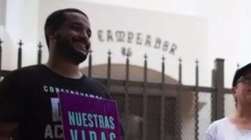 Un grupo de jubilados protestó contra el presidente de la JSF, José Carrión, frente a su residencia en Condado.