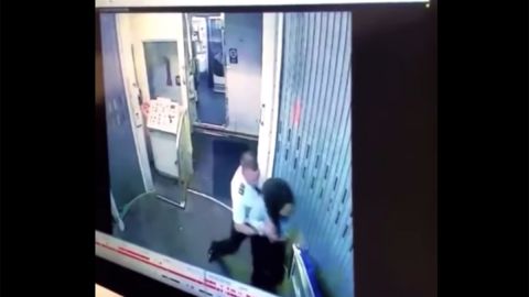 El momento en que el hombre golpea a una mujer.