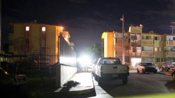 Los gatilleros llegaron a eso de las 6:46 p.m. del lunes al residencial Ramos Antonini en dos guaguas blancas y comenzaron a disparar con rifles en la plazoleta que ubica entre los edificios 29 y 30.